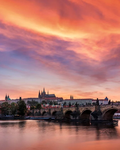 Charles Köprüsü Gün Batımında Renkli Gökyüzü Prag Çek Cumhuriyeti Prag — Stok fotoğraf