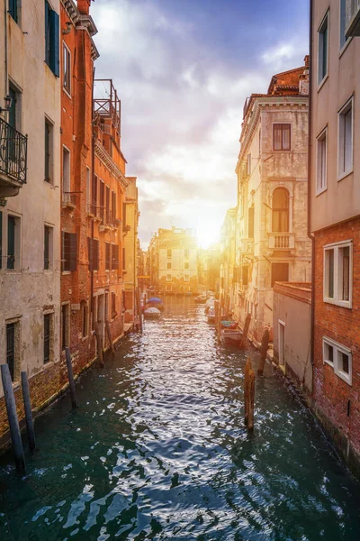Вид Уличный Канал Венеции Италия Красочные Фасады Старых Венецианских Домов — стоковое фото
