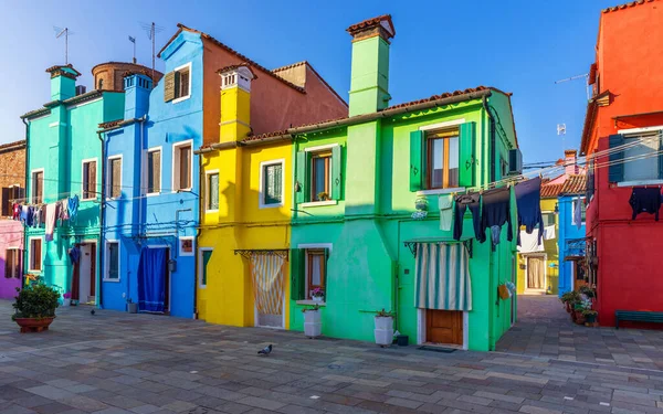 Talya Venedik Teki Burano Adasında Renkli Binaları Olan Bir Cadde — Stok fotoğraf