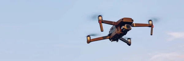 无人机飞越风景 Uav 无人机直升机用数码相机飞行 无人机在多云的蓝天上头顶飞行 四直升机在田野上空飞行 — 图库照片