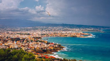 Yunanistan 'ın Girit kentindeki Hanya' nın eski Venedik Limanı 'nda fisihing Boats and Yachts. Hanya, Girit, Yunanistan. Chania, Girit 'in ikinci büyük şehri ve Chania bölgesinin başkentidir..