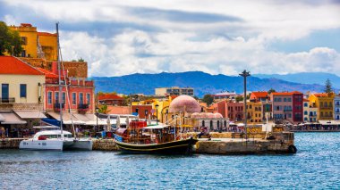 Eski Chania limanının manzarası. Girit adasının simgeleri. Yunanistan. Chania Körfezi, güneşli yaz gününde, Girit Yunanistan. Girit, Yunanistan 'daki eski Chania limanının manzarası. Chania Limanı ya da Hania. 