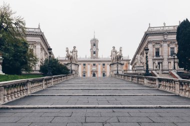 Capitoline Hill, Roma, İtalya 'daki Piazza del Campidoglio' daki Cordonata merdiveni ve beyaz Castor ve Pollux heykelleri.