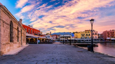 Chania 'nın eski bir limanı. Girit adasının simgeleri. Yunanistan. Chania Körfezi, güneşli yaz gününde, Girit Yunanistan. Girit, Yunanistan 'daki eski Chania limanının manzarası. Chania Limanı ya da Hania. 