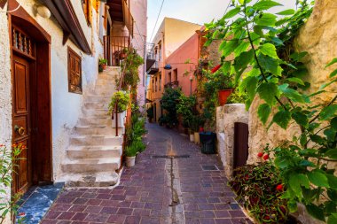 Girit 'teki Yunan adalarının büyüleyici caddeleri. Yunanistan 'ın Girit kentindeki eski Chania kasabasında bir sokak. Girit Adası, Yunanistan, Chania 'da güzel bir cadde. Yaz manzarası. Seyahat ve tatil.