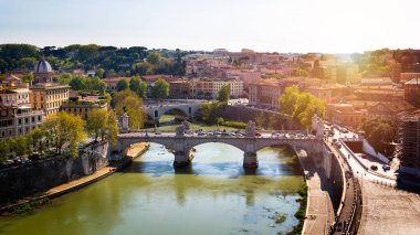 Köprü Ponte Vittorio Emanuele II ile Skyline ve Tiber Nehri üzerindeki Vatikan Şehri manzarası Roma 'da klasik mimari.