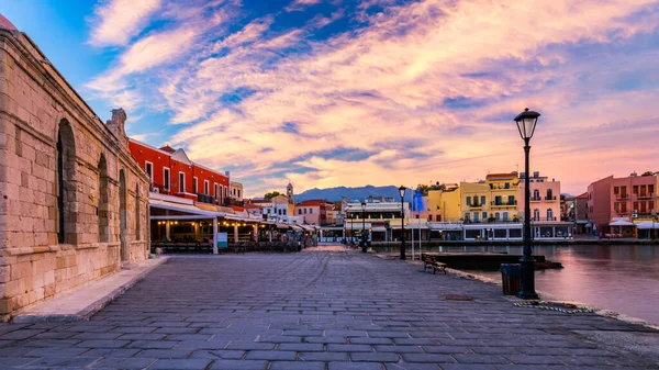 Chania 'nın eski bir limanı. Girit adasının simgeleri. Yunanistan. Chania Körfezi, güneşli yaz gününde, Girit Yunanistan. Girit, Yunanistan 'daki eski Chania limanının manzarası. Chania Limanı ya da Hania. 