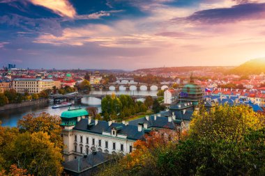 Çek Cumhuriyeti Prag 'daki Vltava nehri üzerindeki Charles Köprüsü' ne sonbahar manzarası. Günbatımında Letna Park 'tan (Letenske sady) Charles Köprüsü, Prag eski kenti ve Vltava Nehri' ne sonbahar manzarası.