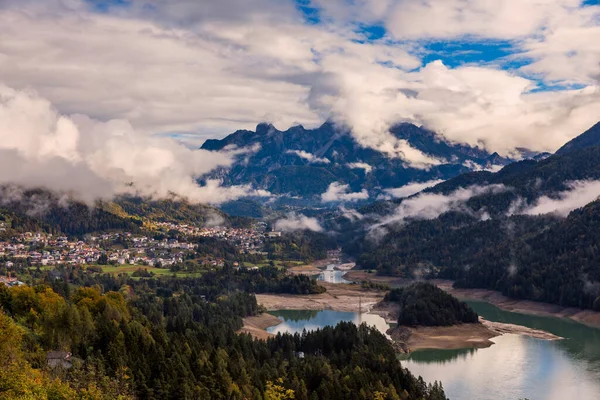 意大利阿尔卑斯山脉卡多雷中心湖全景 贝鲁诺附近的白云石 意大利贝鲁诺Calalzo湖景观 意大利阿尔卑斯山中央卡多雷湖 靠近贝鲁诺 — 图库照片