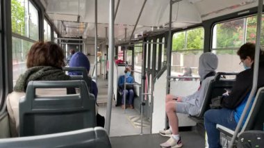 Prag, Çek Cumhuriyeti - 5 Mayıs 2020: Coronavirus covid-19 salgını, virüs koruması. Tramvayın içinde tıbbi koruyucu maskesi olan insanlar. Avrupa 'da COVID-19 karantinası. Coronavirus ve toplu taşıma.