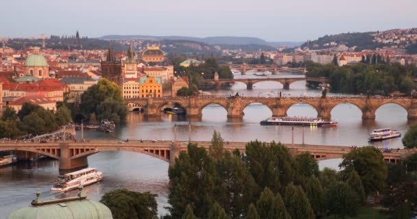 Γραφικό το καλοκαίρι εναέρια θέα στο ηλιοβασίλεμα της αρχιτεκτονικής προβλήτα Πράγας και τη γέφυρα του Καρόλου πάνω από τον ποταμό Μολδάβα στην Πράγα, Τσεχική Δημοκρατία — Αρχείο Βίντεο