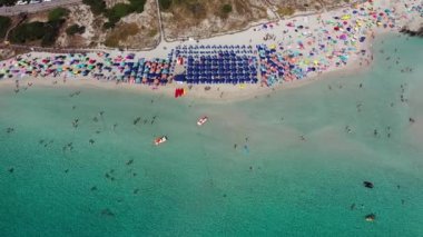 Pelosa Sahili 'nin (Spiaggia Della Pelosa) göz kamaştırıcı hava manzarası. Stintino, Sardinya, İtalya. La Pelosa plajı, Sardinya, İtalya. La Pelosa plajı, muhtemelen İtalya 'nın en güzel plajı.