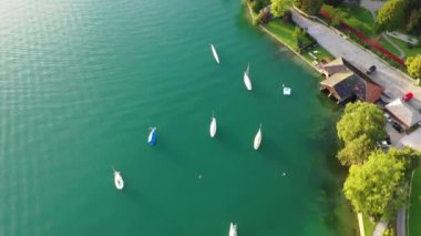 Tegernsee, Almanya. Tegernsee Gölü, Rottach-Egern (Bavyera), Almanya, Avusturya sınırına yakın. Bavyera Alpleri 'ndeki 