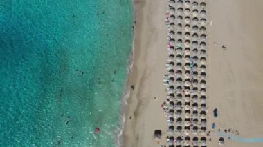 Falassarna plaj, kristal sular, altın kum, Girit adasında Falassarna sonsuz kumlu turkuaz plaj Havadan drone video, Yunanistan. Ünlü Falasarna (Ayrıca Falassarna veya Phalasarna olarak da bilinir).