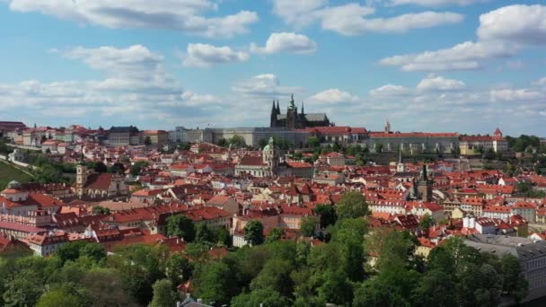 布拉格城堡风景秀丽的春天空中景观布拉格老城码头的建筑和查尔斯桥在布拉格Vltava河 捷克共和国布拉格旧城 — 图库视频影像