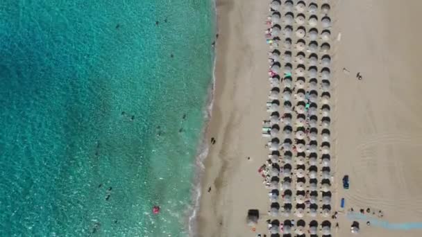 Video drone aereo della spiaggia di Falassarna, acque cristalline, sabbia dorata, spiaggia turchese sabbiosa infinita di Falassarna nell'isola di Creta, Grecia. Famosa Falasarna (conosciuta anche come Falassarna o Phalasarna ). — Video Stock