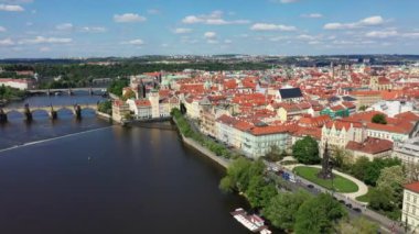 Prag manzaralı Prag Eski Şehir İskele mimarisi ve Çek Cumhuriyeti Prag 'daki Vltava nehri üzerindeki Charles Köprüsü. Prag 'ın Eski Kenti, Çek Cumhuriyeti.
