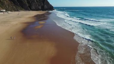 Praia Grande, Portekiz sahilinde gün batımı. Portekiz 'deki Praia Grande plajında güzel bir günbatımı. Praia Grande plajı. Atlantik sahili manzarası ve büyük dalgalar. Colares, Sintra, Portekiz. 
