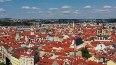 Prag güzel panoramik güneşli hava aracı Prag Eski Şehir Meydanı üzerinde Tyn ve Prag Astronomik Saat Kulesi 'nden önce Our Lady Kilisesi ile. Prag, Çek Cumhuriyeti 'nin kırmızı çatıları üzerinde İHA uçuşu.