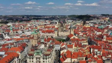 Prag güzel panoramik güneşli hava aracı Prag Eski Şehir Meydanı üzerinde Tyn ve Prag Astronomik Saat Kulesi 'nden önce Our Lady Kilisesi ile. Prag, Çek Cumhuriyeti 'nin kırmızı çatıları üzerinde İHA uçuşu.