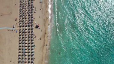 Girit, Yunanistan'da Falassarna plaj havadan görünümü, Falassarna plaj Girit, 4k havadan görünüm plaj çok ünlü bir turistik yerdir. Ünlü Falasarna (Ayrıca Falassarna veya Phalasarna olarak da bilinir).
