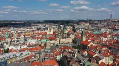 Prag güzel panoramik güneşli hava aracı Prag Eski Şehir Meydanı üzerinde Tyn ve Prag Astronomik Saat Kulesi 'nden önce Our Lady Kilisesi ile. Prag, Çek Cumhuriyeti 'nin kırmızı çatıları üzerinde İHA uçuşu.