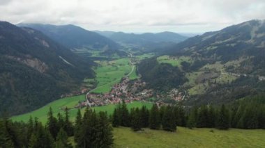Bayrischzell belediyesi hava manzaralı, Osterhofen kasabası manzaralı. Alman güzel doğası ve yeşil ormanları, Bavyera, Almanya. Alplerdeki Bayrischzell köyü, Bavyera Almanya.