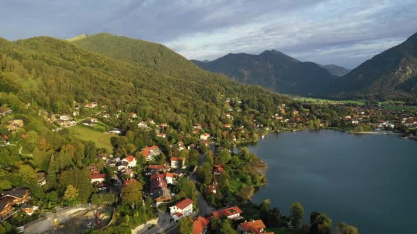 ドイツのテゲルンゼー。テゲルンゼー湖（ドイツ語: Rottach-Egern）は、オーストリアとの国境付近に位置する湖である。バイエルンのアルプスの湖「テゲルンゼー」の空中風景。悪い目撃者だ。バイエルン州のテゲルンゼー湖. — ストック動画