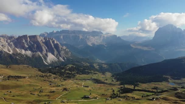 Seceda zirvesinde inanılmaz bir manzara. Trentino Alto Adige, Dolomites Alpleri, Güney Tirol, İtalya, Avrupa. Odle sıradağları, Val Gardena. Güneş ışığında Görkemli Furchetta zirvesi. Dolomiti, İtalya. — Stok video