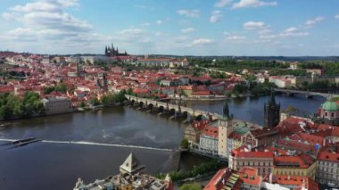 Prag manzaralı Prag Eski Şehir İskele mimarisi ve Çek Cumhuriyeti Prag 'daki Vltava nehri üzerindeki Charles Köprüsü. Prag 'ın Eski Kenti, Çek Cumhuriyeti.