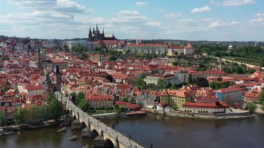Prag manzaralı Prag Eski Şehir İskele mimarisi ve Çek Cumhuriyeti Prag 'daki Vltava nehri üzerindeki Charles Köprüsü. Prag 'ın Eski Kenti, Çek Cumhuriyeti.