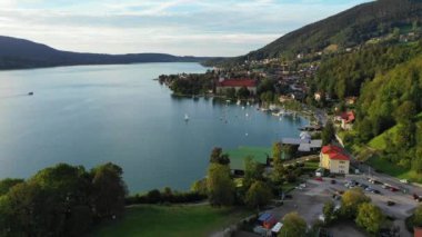 Tegernsee, Almanya. Tegernsee Gölü, Rottach-Egern (Bavyera), Almanya, Avusturya sınırına yakın. Bavyera Alpleri 'ndeki 
