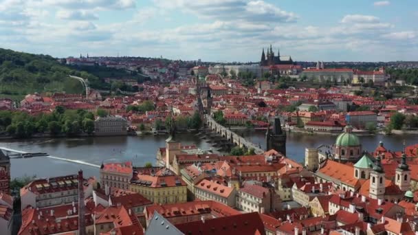 Vista Aérea Panorámica Primavera Praga Arquitectura Del Muelle Ciudad Vieja — Vídeos de Stock