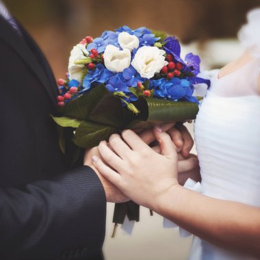 Aşk iki. Düğün günü. Aile bayramdır. Önemli bir gündü. Gelin buketi. Damat güzel zarif çiçekler. Gelin ve damat mutlu günü.