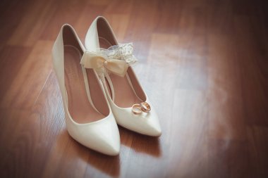 Güzel düğün ayakkabıları bir yay ile. Hassas ayakkabı. Gelin, beyaz ayakkabı için.