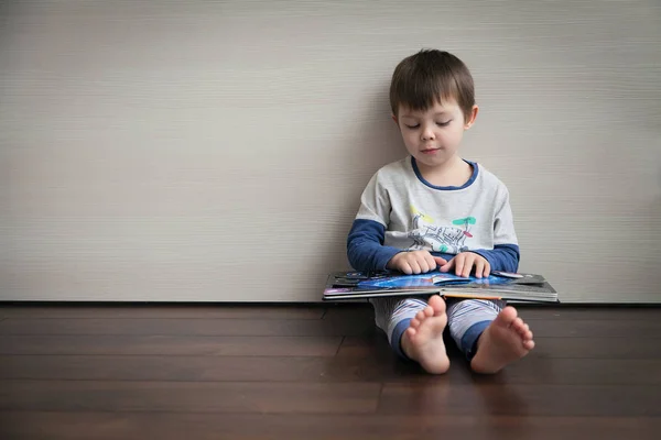 Çocuk ilgi alanı hakkında bir kitap okur. 