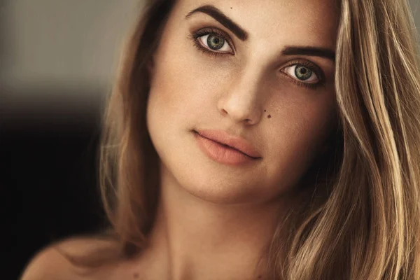 Güzel moda makyaj ile zarif bir kız portresi. 