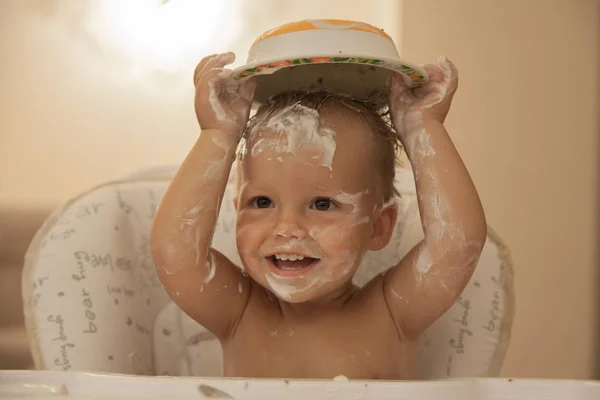 Bir tabak ve gıda ile çok güzel bir gülümsemen bir çocukla çalış. 