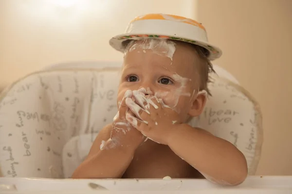 Çocuk yemek ve kafasına plaka koymak istemiyor. 