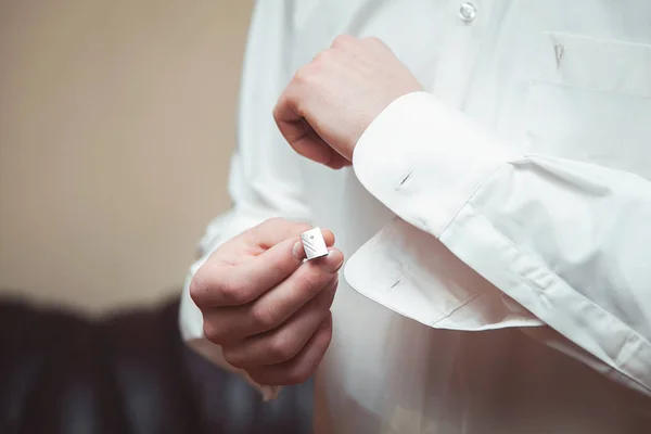 Hombre Sujeta Una Camisa Ceremonial Blanca Cerca — Foto de Stock