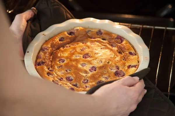 Hostes elinde kiraz ile lezzetli tatlı pasta.