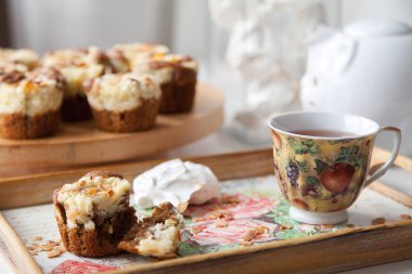 Bir sürü kek, beyaz hatmi ve bir fincan çay.