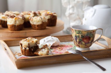 Pasta şekerleme ve bir fincan çay bir tepsi ile.