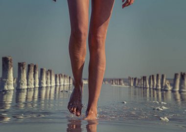 Güzel, kadınsı, nazik bacaklar gölün su gitmek.