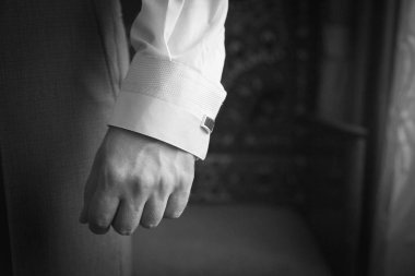 Güçlü erkek eli. Festival resmi elinde.