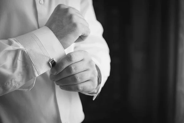 Hombre Sujeta Puño Botón Una Camisa Clásica — Foto de Stock