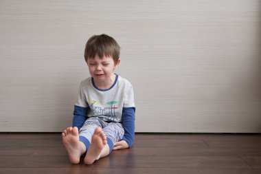 Çocuk pijama ve çığlıkları katta oturur.