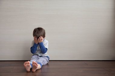 Alt katta ağlıyor ve kendi elleriyle yüzünü kapatır. Gizleme.
