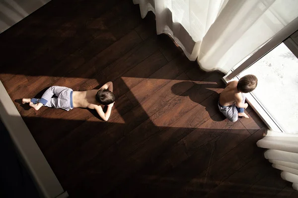 Deux Baratas Dans Pièce Lumière Fenêtre Brille Sur Les Garçons — Photo