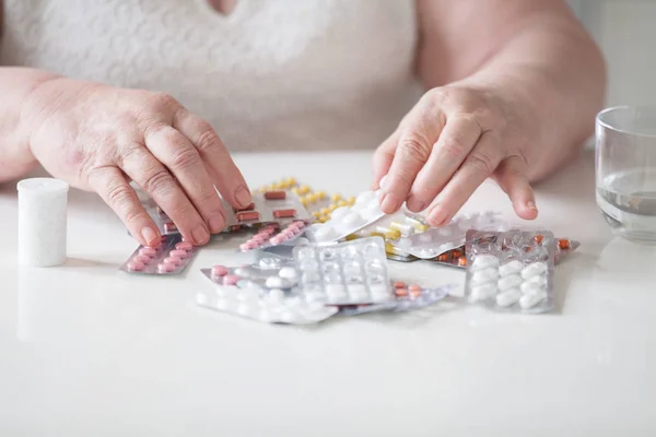 Pensionären Tar Sina Piller Med Händerna Mångfärgade Tabletter Massa Medicin — Stockfoto